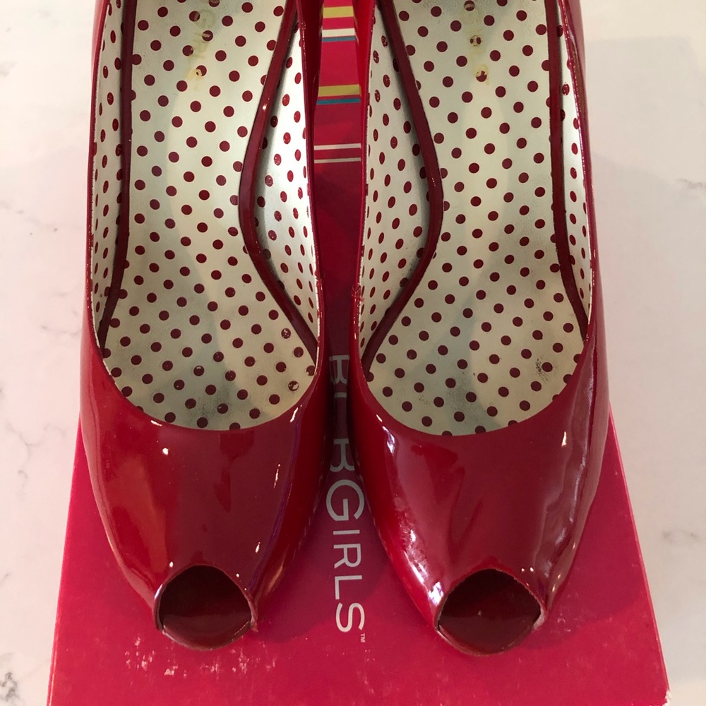 Women’s Candy apple red BCBG women’s Heels 👠